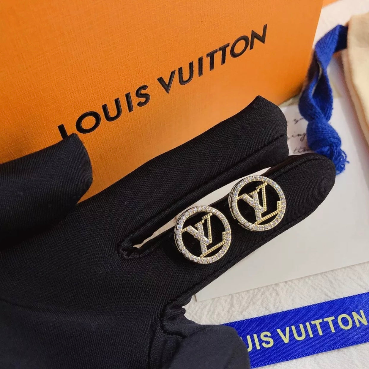 Brinco Louis Vuitton Logo
